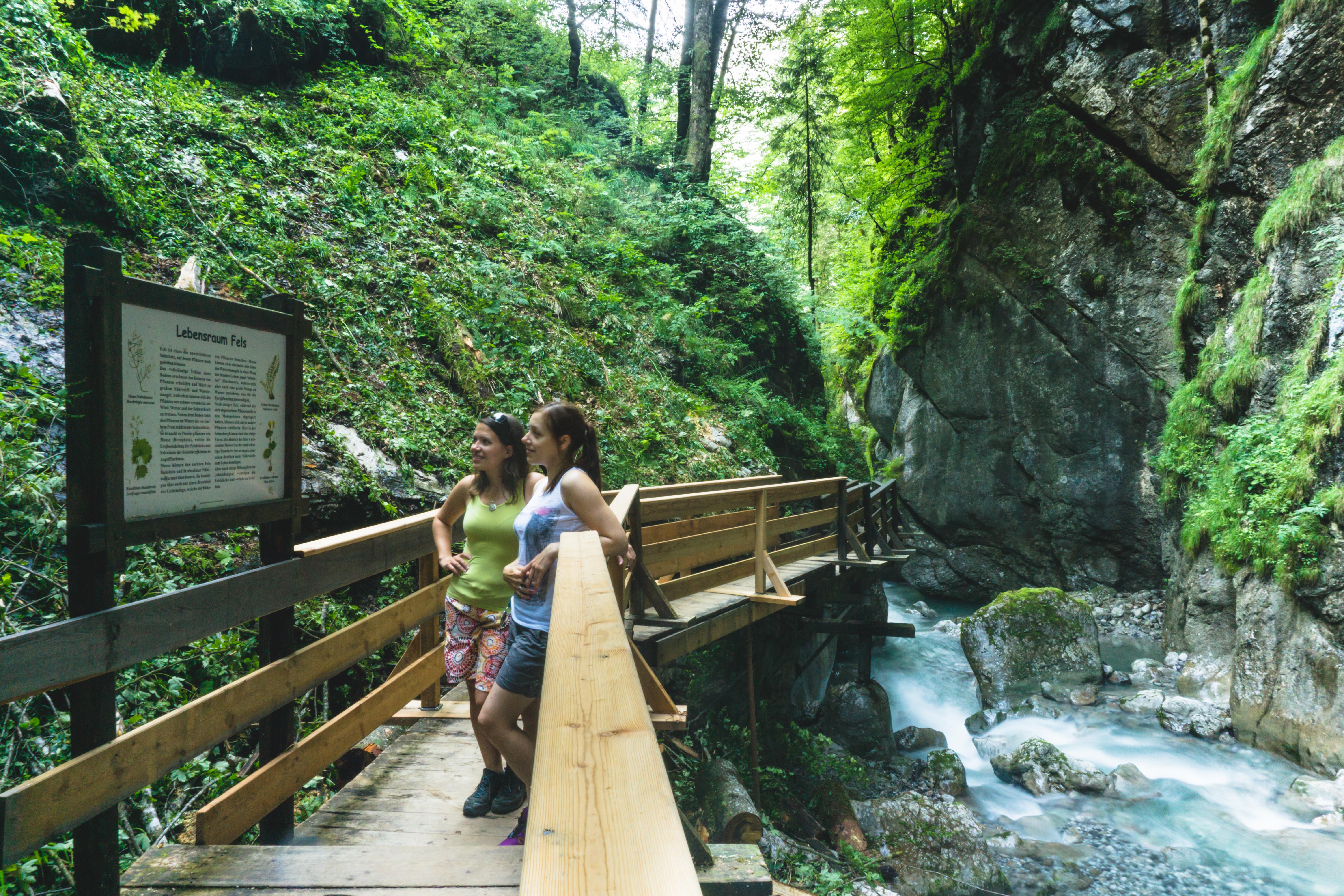 Schautafel in der Seisenbergklamm mit Urlaubern (11 of 31).jpg